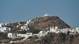 Σεληνιακά τοπία και γαλάζια νερά: To απαράμιλλο κάλλος και οι αντιθέσεις της Μύλου