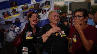 Πολίτες συγκεντρώνονται στο Τελ Αβίβ περιμένοντας την ανακοίνωση της εκεχειρίας στη Γάζα