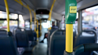 Οδηγός λεωφορείου μεταφέρει τη μοτοσικλέτα του με το... αστικό - Τι απαντά ο ΟΣΥ