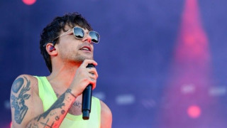 Λούις Τόμλινσον: Τι λέει ο διάσημος Βρετανός τραγουδιστής για τον γιο του