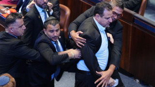 Επεισόδιο στην Κνεσέτ κατά τη διάρκεια της ομιλίας Τραμπ – Έβγαλαν έξω βουλευτές, κατέσχεσαν πανό