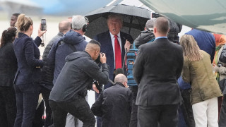 Ο Ντόναλντ Τραμπ παρακολουθεί ζωντανά την απελευθέρωση των ομήρων από το Air Force One