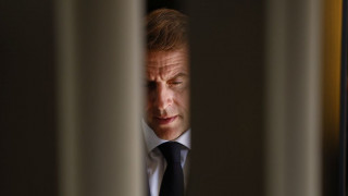 Γαλλία: Αντιμέτωπη με προτάσεις μομφής η νέα κυβέρνηση - Ο Μακρόν ζητά συνεργασία για σταθερότητα