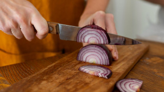 Ο καλύτερος τρόπος για να κόβουμε κρεμμύδια χωρίς να δακρύζουμε, σύμφωνα με την επιστήμη