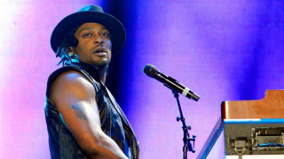 Πέθανε σε ηλικία 51 ετών ο βραβευμένος με Grammy τραγουδιστής της νέο-σόουλ Ντ' Άντζελο