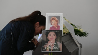 Άννα Κυριακού: Πλήθος κόσμου στην κηδεία της - Συγκίνηση στο τελευταίο αντίο στη θρυλική «Μπεμπέκα»
