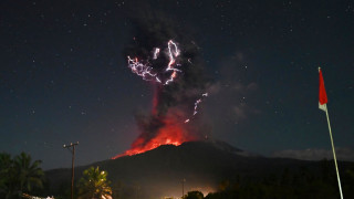 Ινδονησία: Νέα έκρηξη ηφαιστείου στη νήσο Φλόρες - Στο μέγιστο το επίπεδο συναγερμού
