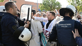 Ένταση έξω από το Αττικό νοσοκομείο κατά την επίσκεψη Μητσοτάκη και Γεωργιάδη