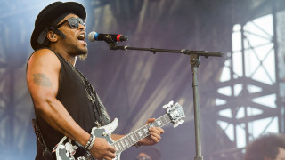D'Angelo: Το συγκινητικό «αντίο» των αστέρων της μουσικής - «Θα σε ακούμε πάντα»