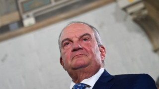 Η απρόσμενη επίθεση Καραμανλή, η «ντρίμπλα» Μαξίμου και το «βήμα πίσω»