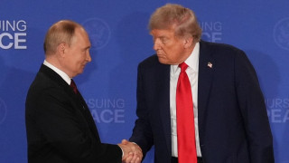 Σε εξέλιξη η τηλεφωνική συνομιλία Τραμπ - Πούτιν