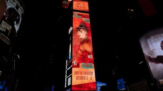 Θαυμαστές της Τέιλορ Σουίφτ συρρέουν σε Μουσείο για να δουν πορτρέτο της Οφηλίας