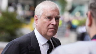 Ο Πρίγκιπας Άντριου παραιτείται από όλους τους βασιλικούς τίτλους