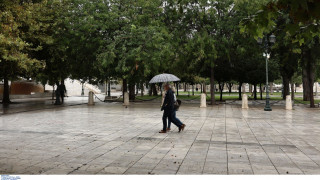 Καιρός: ισχυρές καταιγίδες σε Ιόνιο και Ήπειρο - Μικρή πτώση της θερμοκρασίας και νοτιάδες 8 μποφόρ