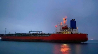 Δεξαμενόπλοιο τυλίχθηκε στις φλόγες ύστερα από επίθεση ανοιχτά της Υεμένης