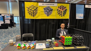 Έλληνας μαθητής ΕΠΑΛ κέρδισε τρία βραβεία στη Σίλικον Βάλεϊ για καινοτόμο κύβο του Ρούμπικ