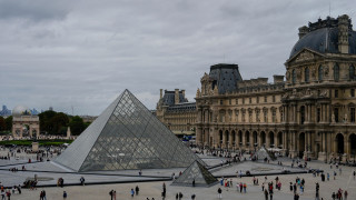 Ληστεία στο Λούβρο: Τέσσερις οι δράστες ντυμένοι εργάτες - Ποια είναι τα κοσμήματα που κλάπηκαν