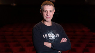 Αιμίλιος Χειλάκης: «Μόνο αν δεις τη δική σου γελοιότητα, μπορείς να καταλάβεις τους άλλους»