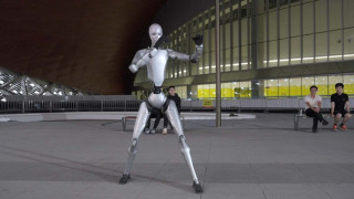 Μοντέλο, χορευτής μπαλέτου και καρατέκα: Το ρομπότ που εντυπωσιάζει με την ομαλή του κίνηση