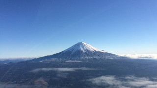 Στα «λευκά» το όρος Φούτζι της Ιαπωνίας - Το θερμό καλοκαίρι καθυστέρησε τα πρώτα χιόνια