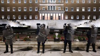 Σε εξέλιξη πορεία στο κέντρο της Αθήνας - Αστυνομικές δυνάμεις στον Άγνωστο Στρατιώτη