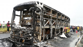 Σύγκρουση λεωφορείου με μηχανή στην Ινδία: Πάνω από 25 νεκροί - Εγκλωβίστηκαν στις φλόγες