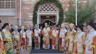 Η Θεσσαλονίκη γιορτάζει τον Άγιο Δημήτριο: Πλήθος κόσμου στη λιτανεία της εικόνας