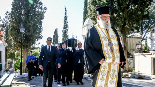Αυτή την ώρα η ταφή του Διονύση Σαββόπουλου στο Α' Νεκροταφείο