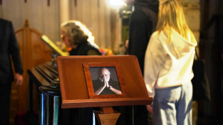 Συγκίνηση στο τελευταίο αντίο για τον Σαββόπουλο - Κόσμος συρρέει στο παρεκκλήσι της Μητρόπολης