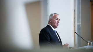 «Δεν μας φοβίζουν»: Η απαντηση της κυβέρνησης στην επίθεση κουκουλοφόρων εναντίον του Μάκη Βορίδη