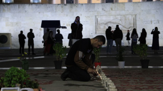 Αστυνομικοί απομάκρυναν γυναίκα που καθόταν μπροστά από το Μνημείο του Αγνώστου Στρατιώτη