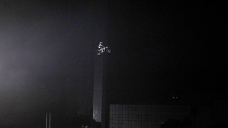 Συγκλονιστικό άλμα από μοτοσικλετιστή στο Νταγκεστάν: Πήδηξε σε γκρεμό έχοντας δεμένo αλεξίπτωτο