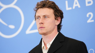 Ο Τζορτζ ΜακΚέι απαντά στις φήμες που τον θέλουν να είναι ο επόμενος Τζέιμς Μποντ