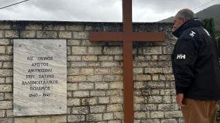 Φόρο τιμής στα μνημεία πεσόντων Ελλήνων στη Βόρεια Ήπειρο απέτισε ο πρώην πρωθυπουργός Κ. Καραμανλής