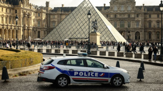 Πέντε νέες συλλήψεις υπόπτων για τη ληστεία στο Λούβρο