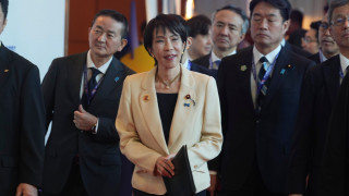 Με μπάλες του γκολφ από φύλλα χρυσού και αμερικανικά ημιφορτηγά υποδέχεται τον Τραμπ η Ιαπωνία