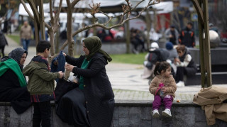 Σεισμός στην Τουρκία: Συγκλονιστικά βίντεο - Πανικόβλητοι πηδούσαν από τα μπαλκόνια για να σωθούν
