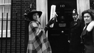 Πέθανε η ηθοποιός Προυνέλα Σκέιλς - Έγινε γνωστή ως «Σίμπιλ» του Fawlty Towers