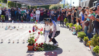 Πολίτες και συγγενείς των θυμάτων των Τεμπών κατέθεσαν λουλούδια στο μνημείο στο Σύνταγμα