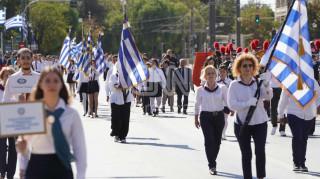 28η Οκτωβρίου: Υπό τους ήχους της φιλαρμονικής η μαθητική παρέλαση στο Σύνταγμα- Βίντεο, φωτογραφίες