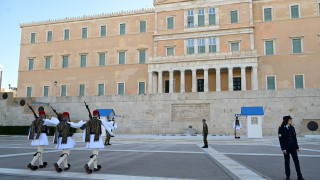 Νέα όψη αποκτά το Μνημείο του Άγνωστου Στρατιώτη: Η άσφαλτος αντικαθίστααι από μάρμαρο