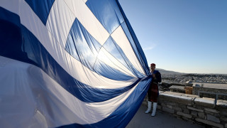 28η Οκτωβρίου: Ρίγη συγκίνησης στην έπαρση της σημαίας  στον Ιερό Βράχο της Ακρόπολης