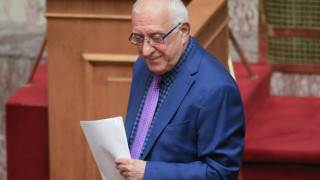 Με φωτογραφία του ζωγράφου Γιάννη Τσαρούχη το μήνυμα του Κακλαμάνη για την 28η Οκτωβρίου