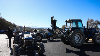 Αλεξανδρούπολη: Μπλόκο αγροτών με τρακτέρ στο αεροδρόμιο για την άφιξη Μητσοτάκη