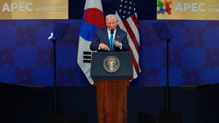 Στη Νότια Κορέα ο Τραμπ: «Μία εμπορική συμφωνία θα μπορούσε να ολοκληρωθεί σύντομα»