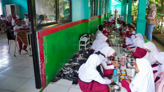 Ινδονησία: Δηλητηριάστηκαν 700 μαθητές μετά από κατανάλωση δωρεάν τροφίμων κυβερνητικού προγράμματος