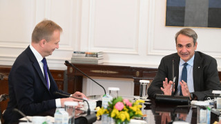 Συνάντηση Μητσοτάκη με τον Ευρωπαίο Επίτροπο για τον Προϋπολογισμό - Τι συζήτησαν