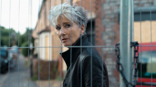 «Down Cemetery Road»: Μια σκοτεινή, καυστική και αγωνιώδης βουτιά στην Οξφόρδη του Μικ Χέρον