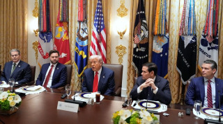 Αποκάλυψη The Atlantic: Υψηλόβαθμα στελέχη της κυβέρνησης Τραμπ μετακόμισαν σε στατιωτικές βάσεις