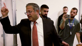 Ο Μπεν Γκβιρ ζητεί «θανατική ποινή για τρομοκράτες», μπροστά σε αλυσοδεμένους Παλαιστίνιους